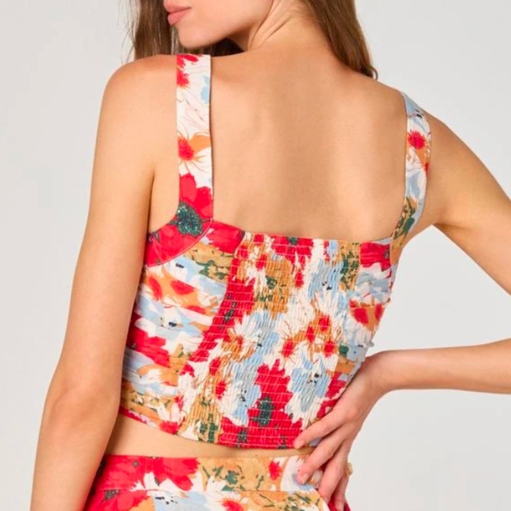 ⭐️NEW⭐️ Floral Crop Top by ASTR the Label - Picture 2 of 4